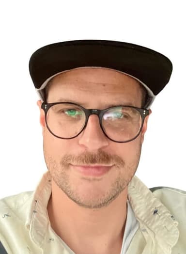 Max, founder of KitesurfOK, passionate kitesurfer and former instructor